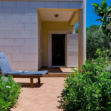 Private Garden Apartment *